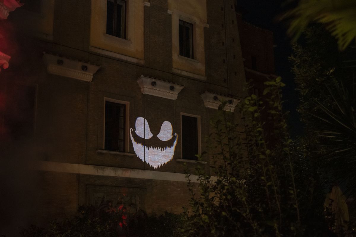 Un volto proiettato sulla facciata della villa
