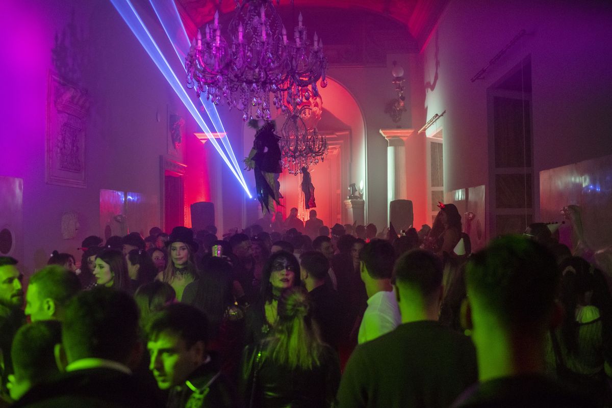 Il salone con il DJ set e i laser