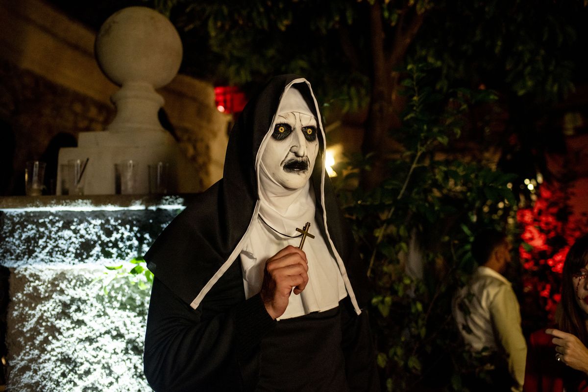 Una figura mascherata nel giardino