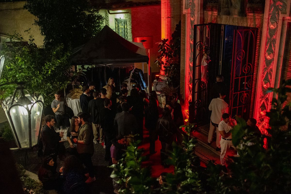 Il cortile illuminato di rosso