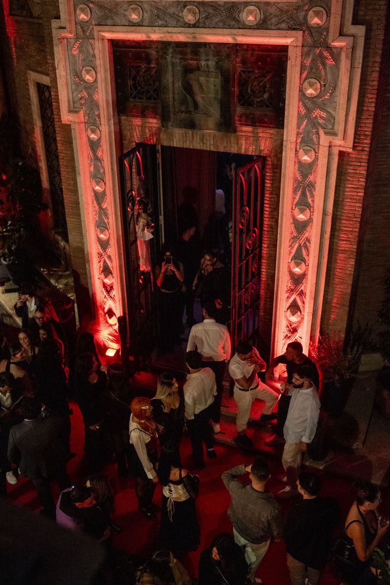 L'ingresso della villa illuminato di rosso
